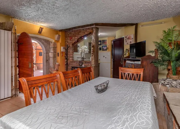 2 Bedroom In Grizane-Belgrad